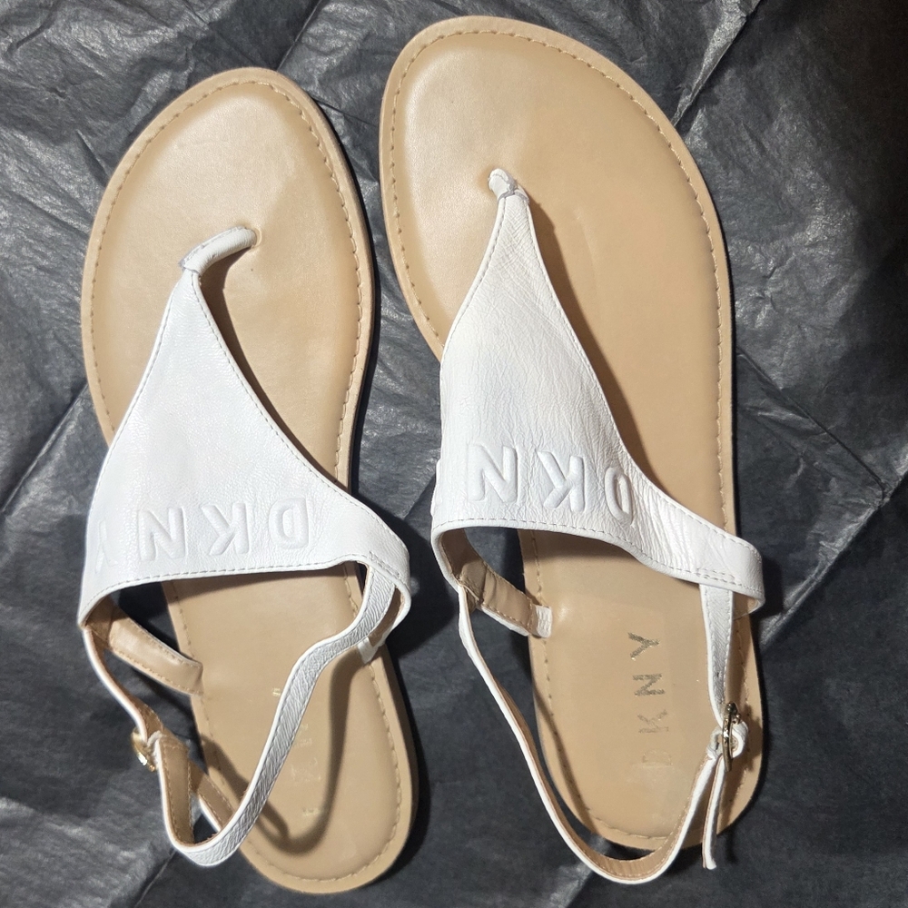 NWOT DKNY White and Tan Leather Thong Sandals for Women